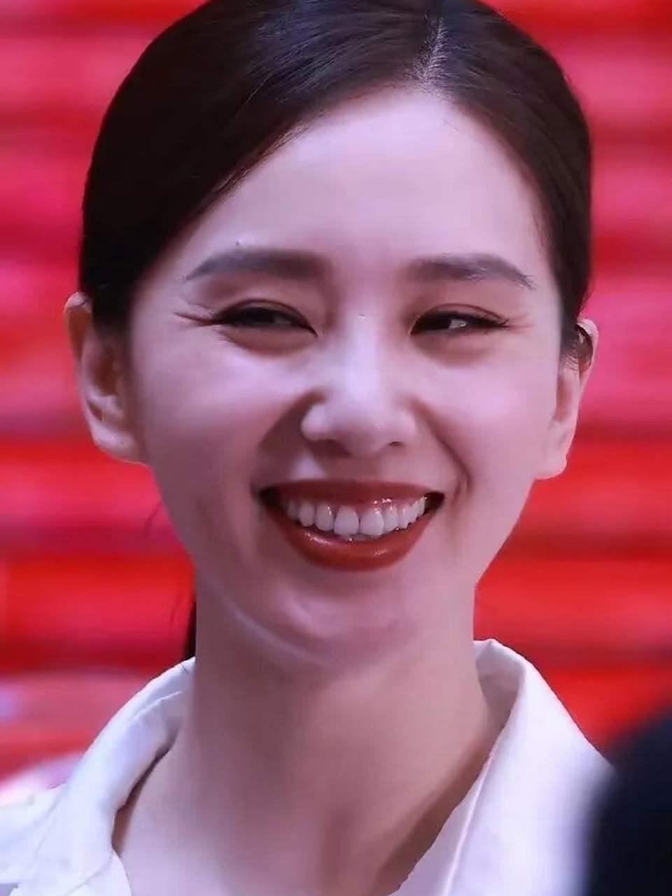 刘诗诗离开美颜滤镜后,下图便是最真实的状态,浓妆也难以掩盖岁月的