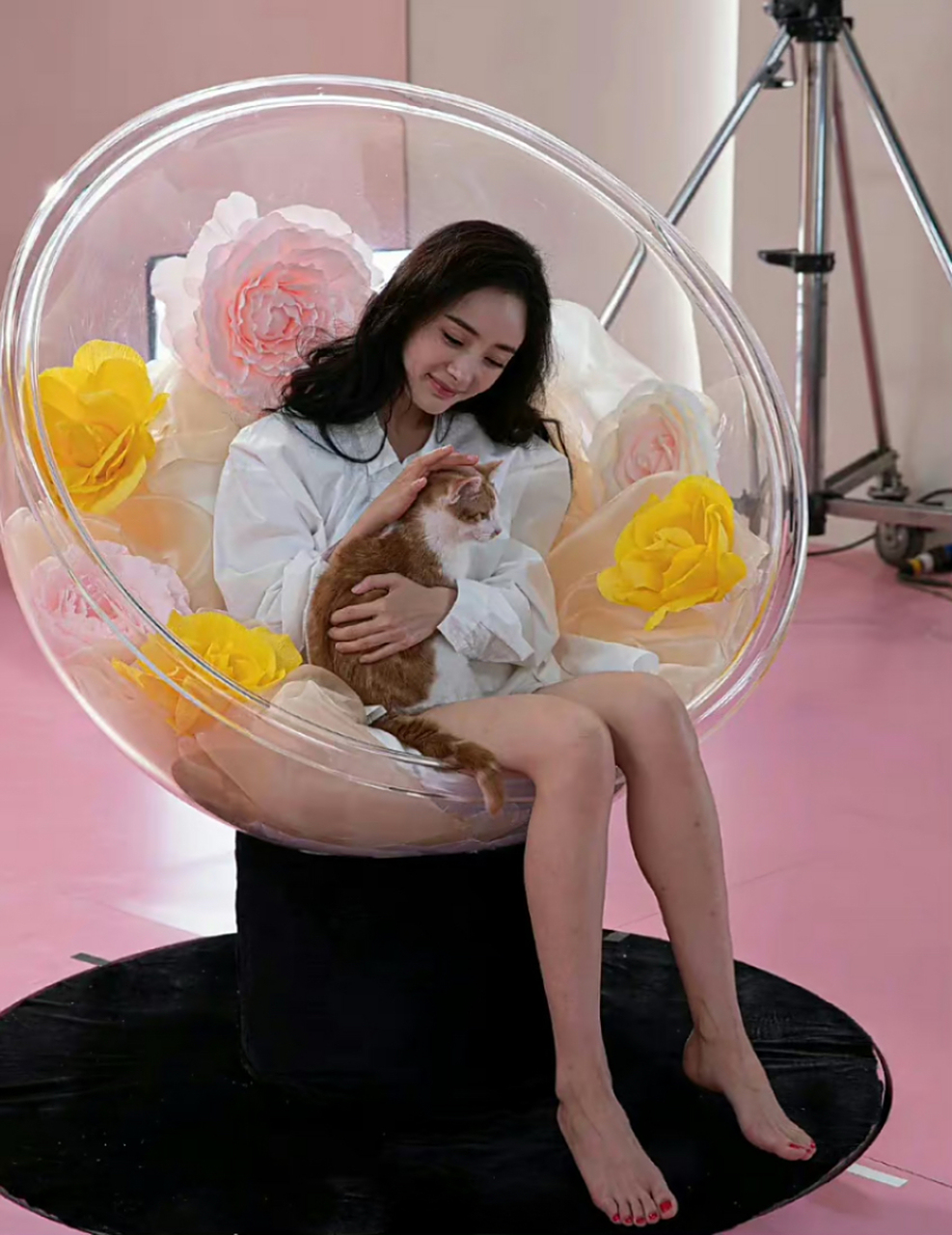 杨幂才30几岁,不至于吧,会不会是夏天被蚊子咬了?