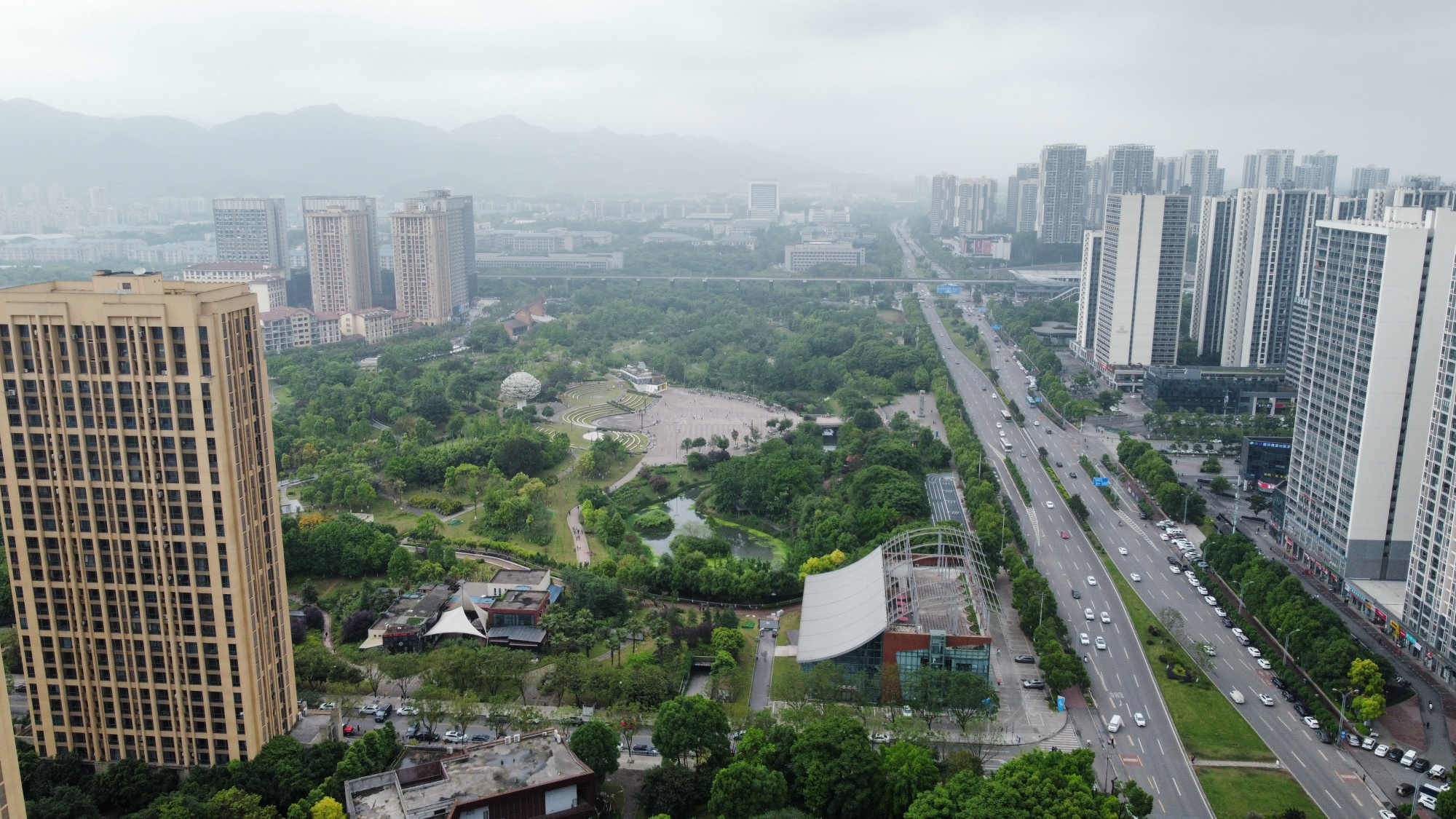 重庆大学城好大一个公园