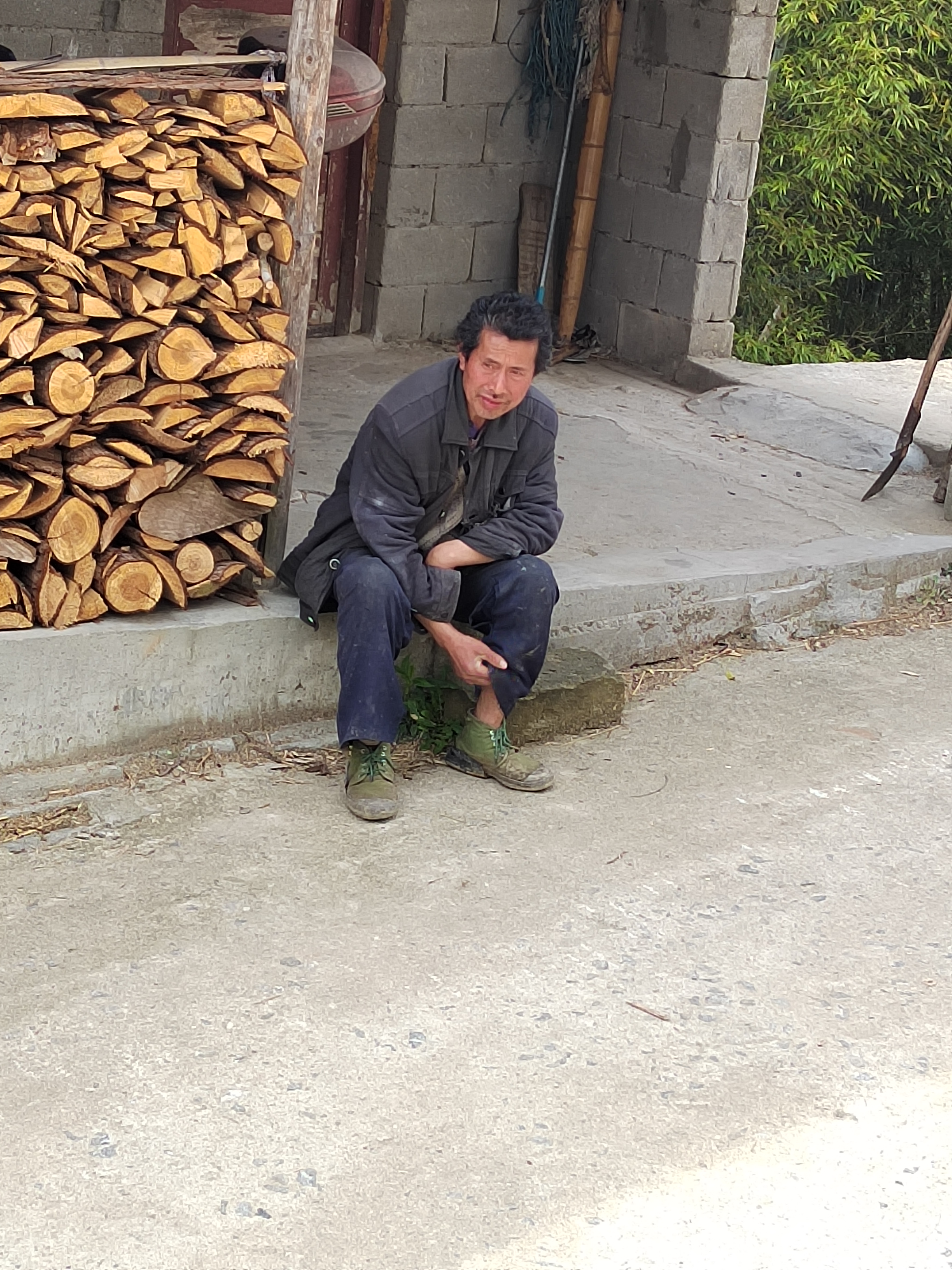 流浪汉半夜悄登门 警民联动多方寻亲