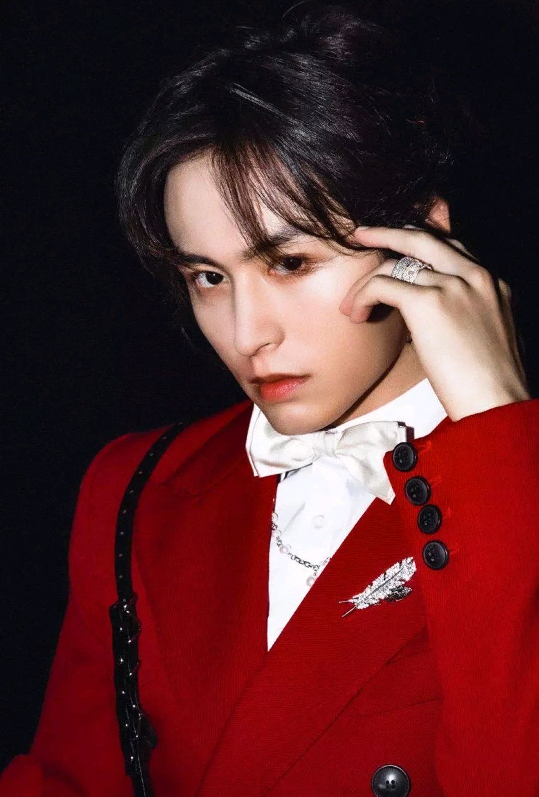 穿红色礼服的张哲瀚,宛如新娘.