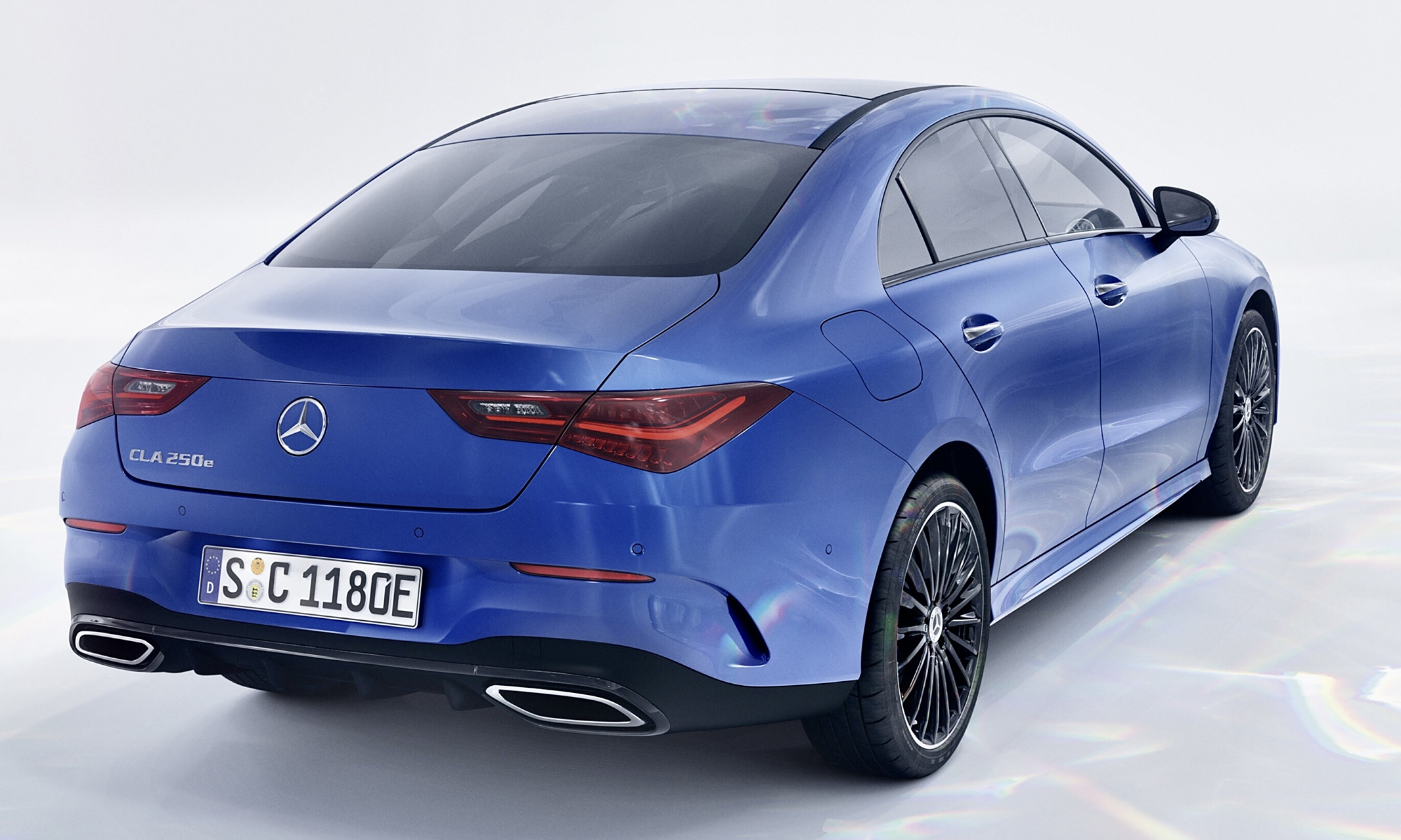 新款奔驰cla250,现款所有奔驰车型中后尾大灯算是最好看的了吧