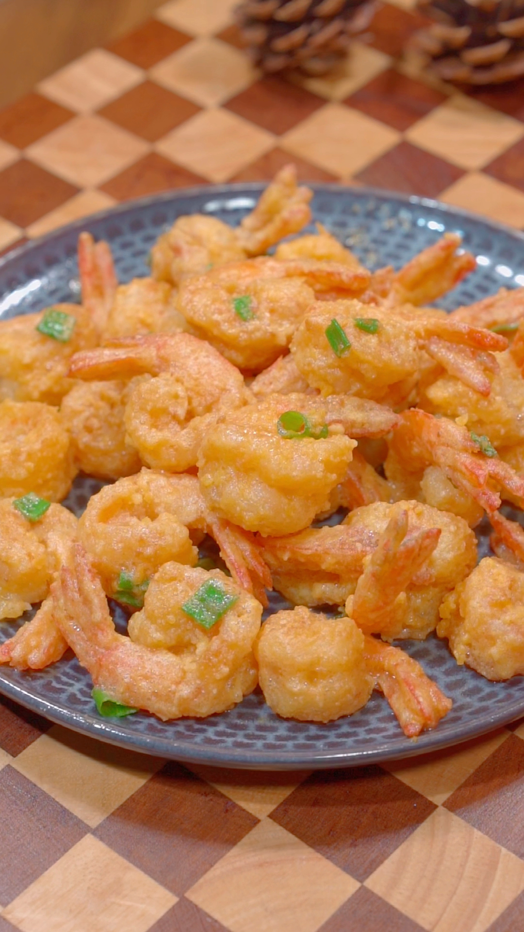 咸蛋黄焗虾仁咸香酥脆好吃到想舔盘子