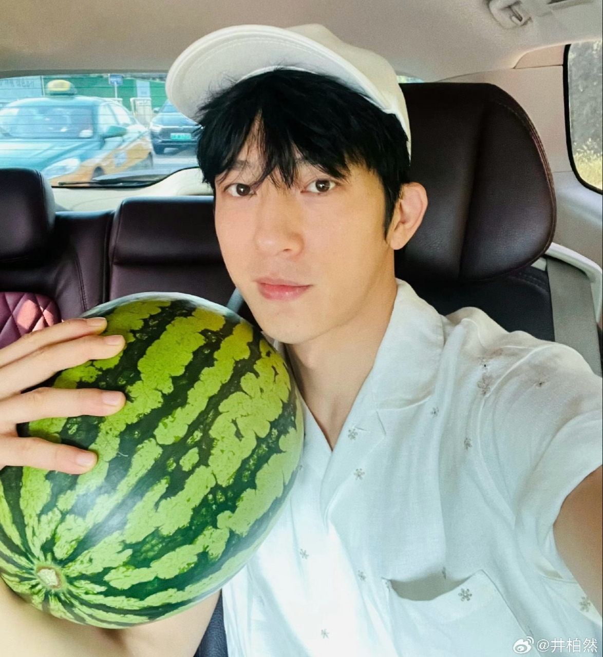 井柏然抱大瓜 去朋友家不能空两爪子
