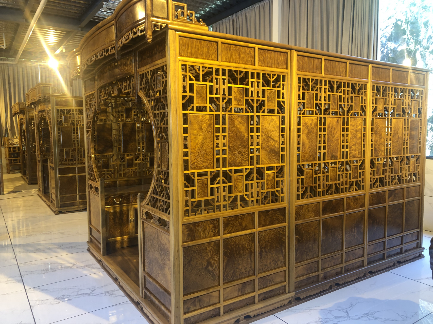 标题:挑战极限,舒适好眠——金丝楠木千工拔步床  第一段:你是否曾经