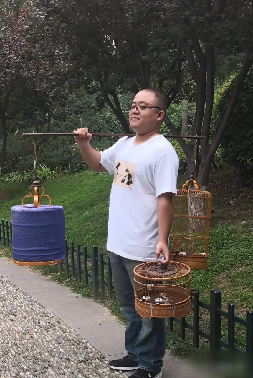 在小区遛弯儿的时候,看到一个之前在华为上班的邻居提个鸟笼子在遛鸟