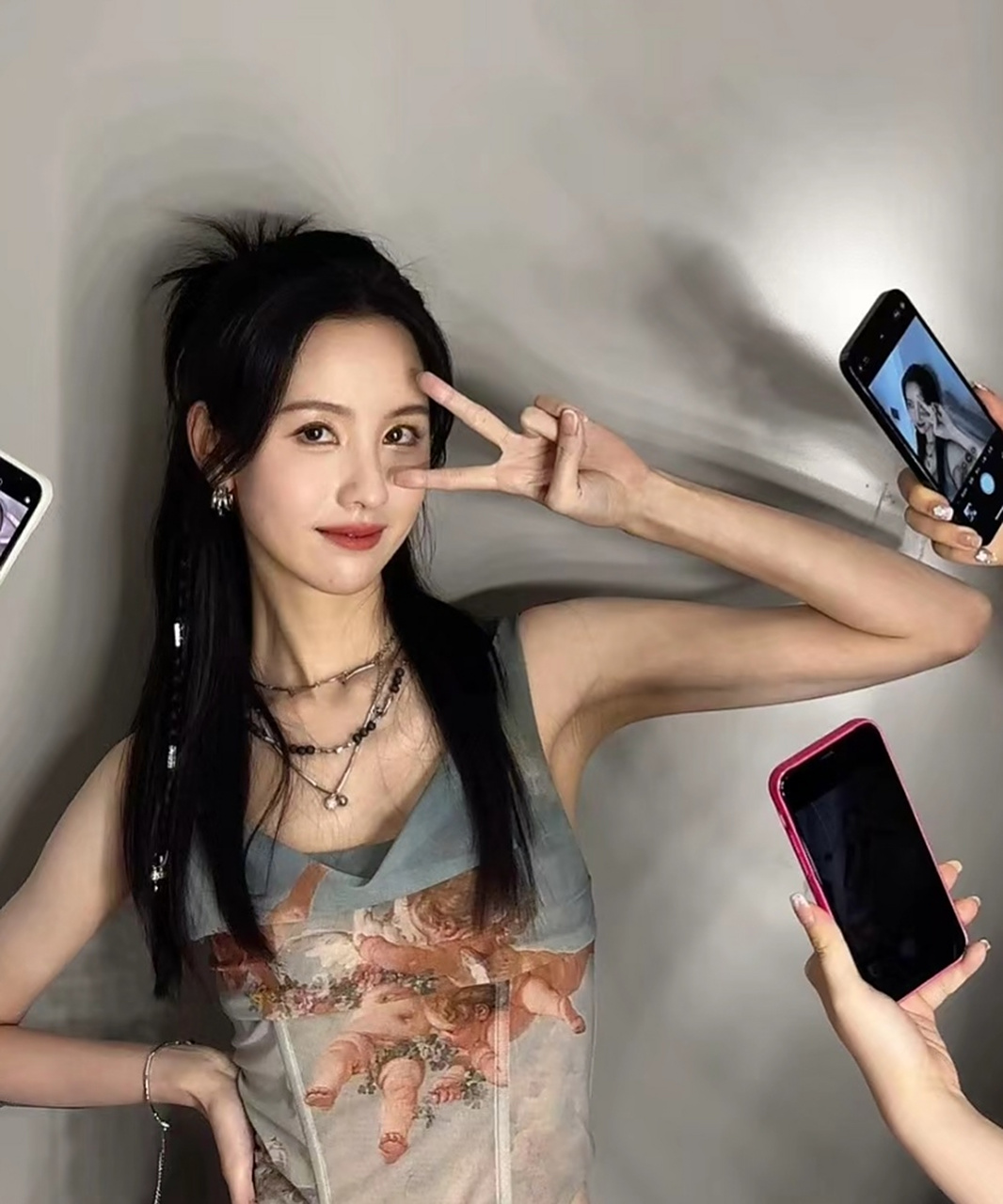 陈都灵结束活动心情大好,在休息室自拍俏皮感十足,她伸手比耶的时候