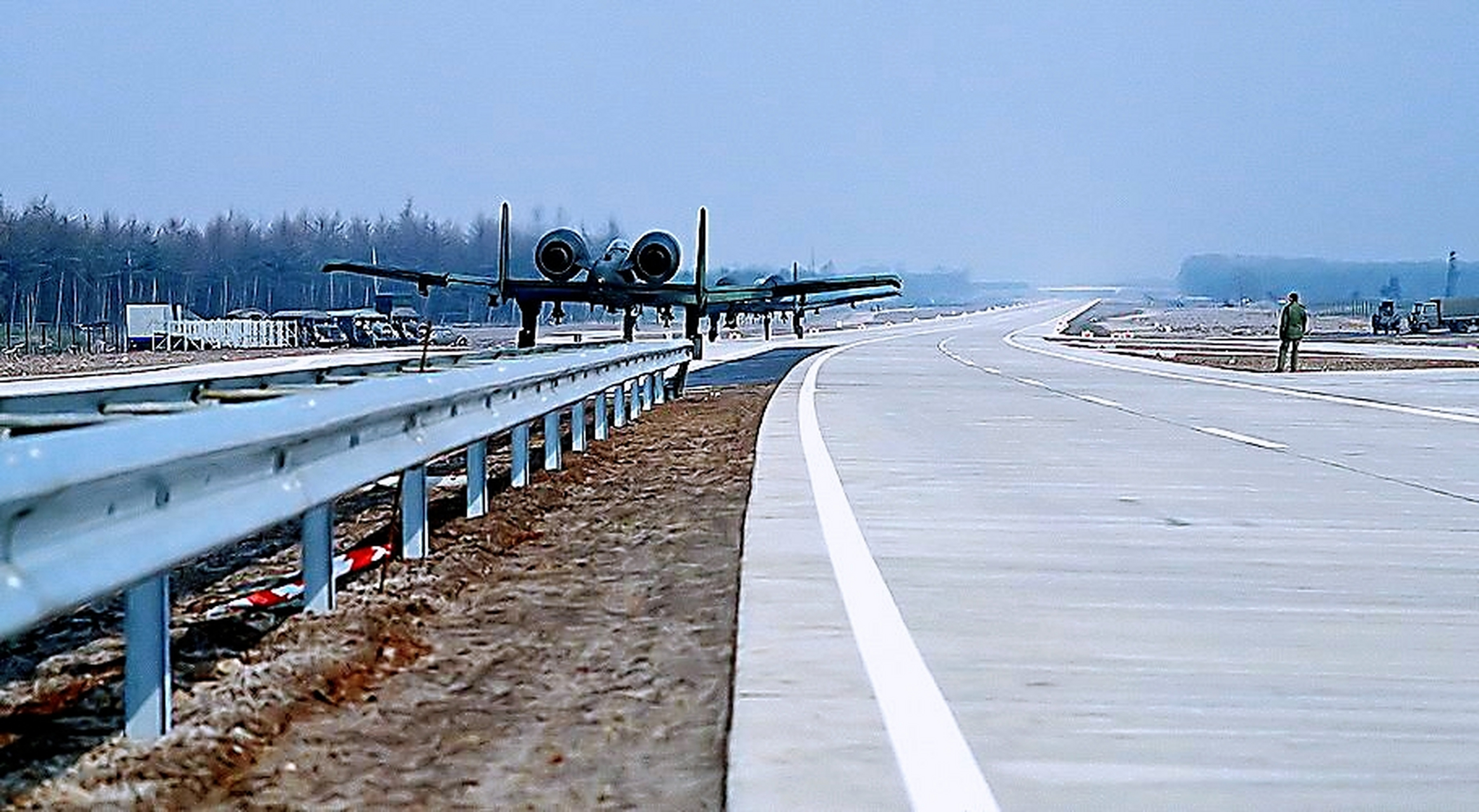 首先,战备高速公路是方便战机进行远程打击的.