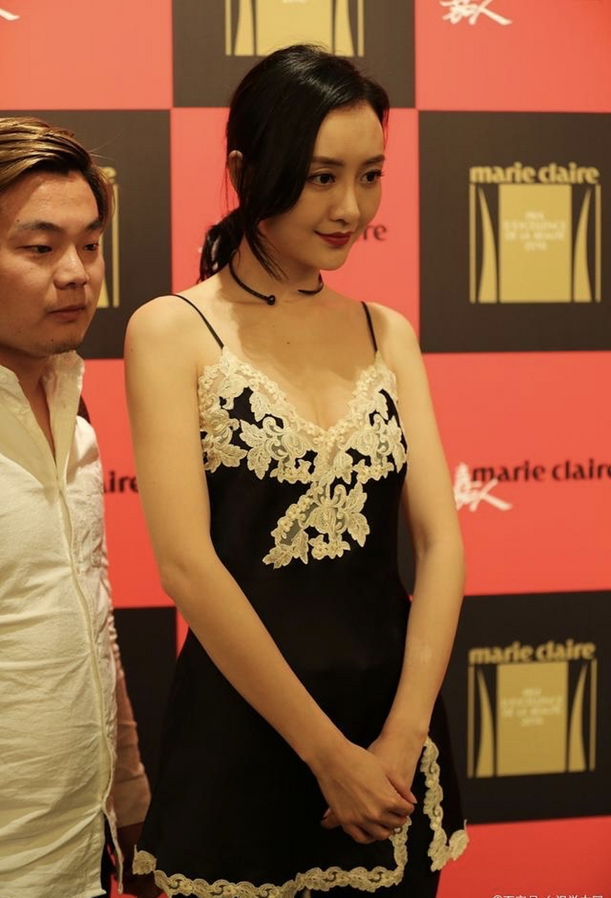王鸥真会穿,穿蕾丝睡衣出席活动,好在气质足够强大!