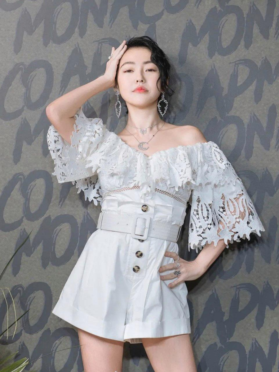 小s这组照片,是不是把她的身材p得太好了?