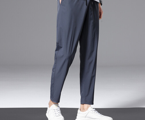 灰裤子搭配什么颜色上衣