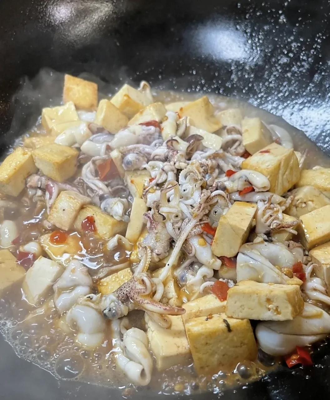 笔管鱼和豆腐放在一起炖,这样的做法还是第一次见,但并不影响它好吃