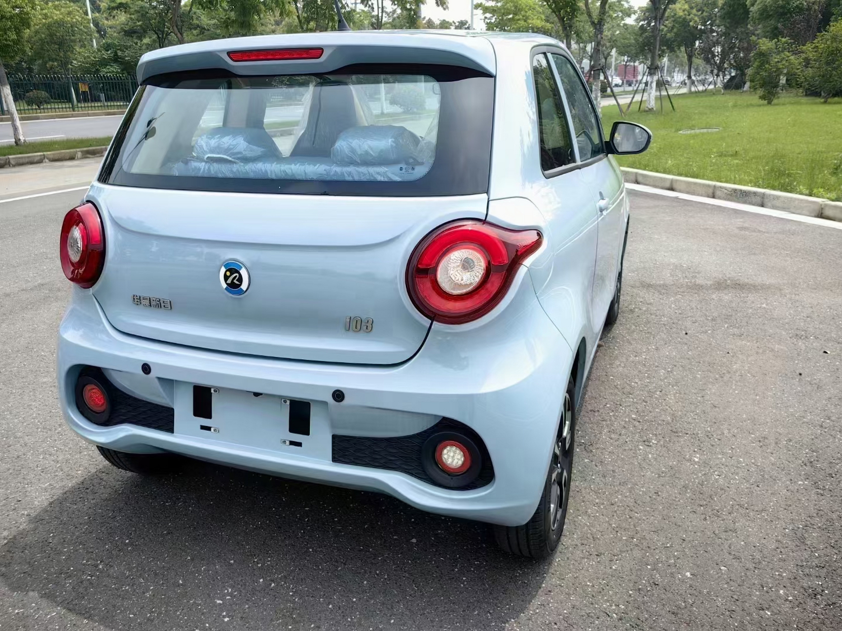 华晨新日i03,续航318,指导价98800 快慢充,空调,倒车影像 .