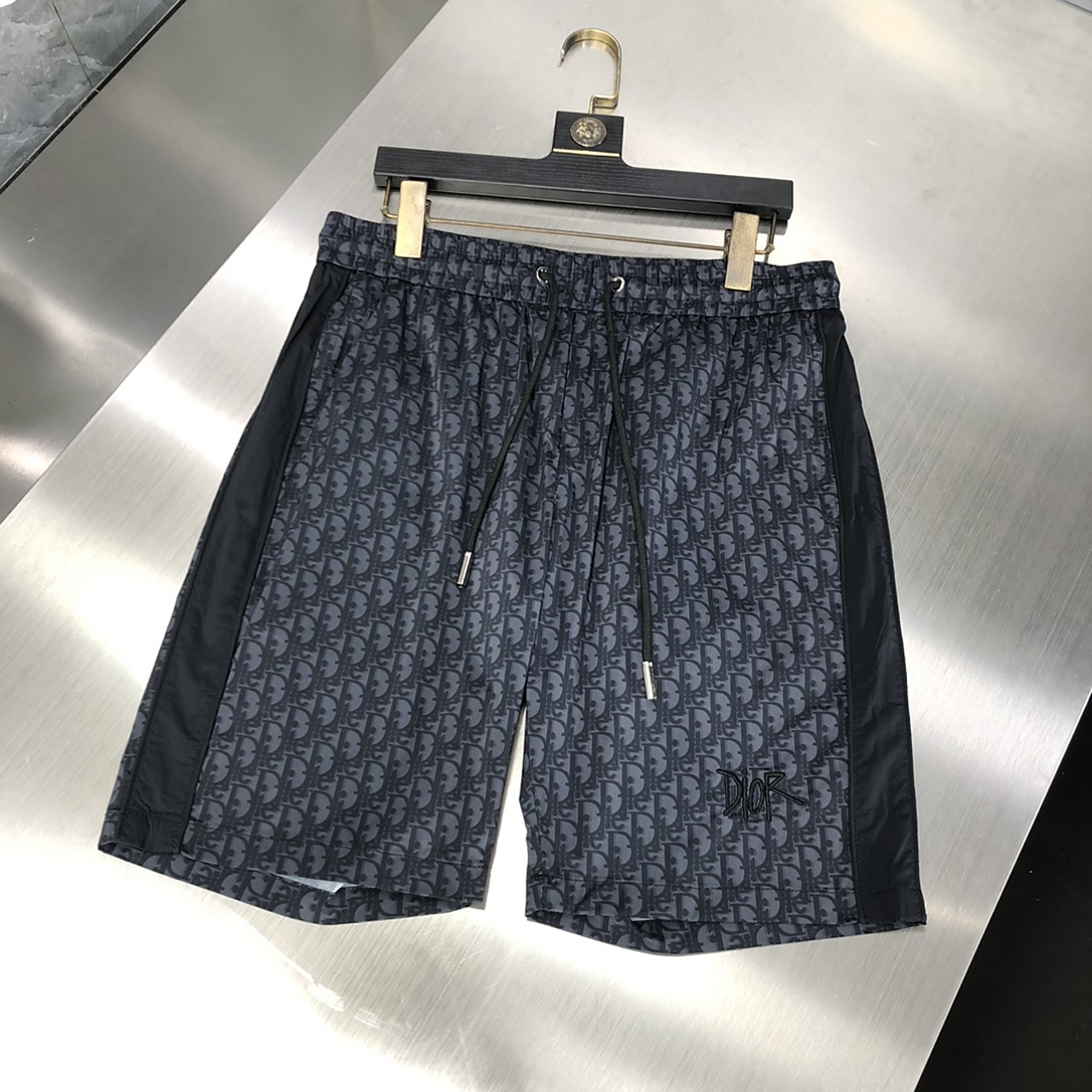 日常穿搭# #奢侈品推荐# 迪奥 2023夏季新款男士休闲短裤,采用透气