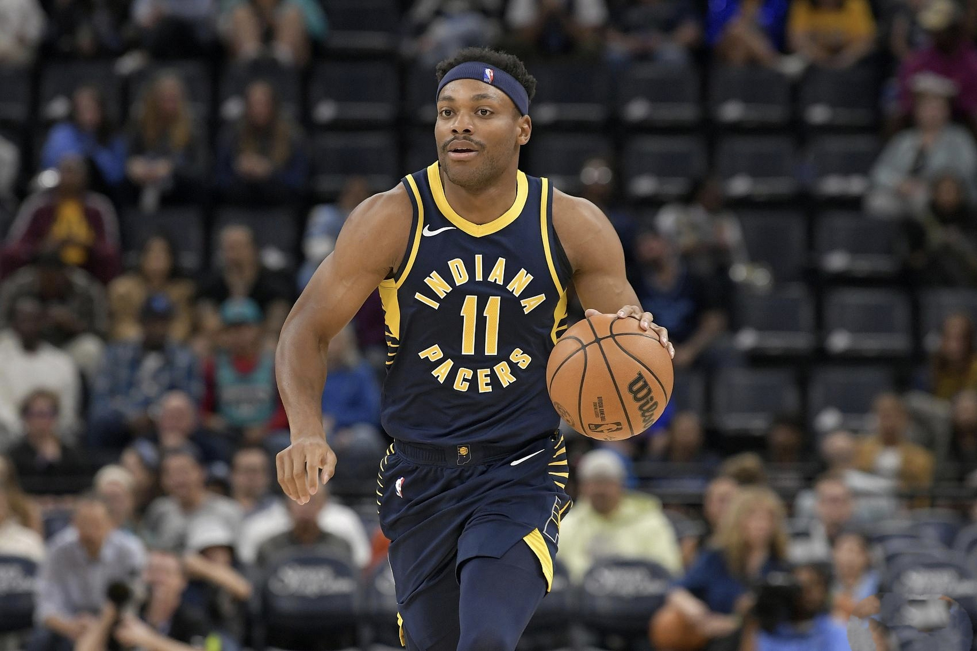 掘金冠军后卫布鲁斯-布朗11投8中高效砍下24分 三分8投6中  nba常规赛