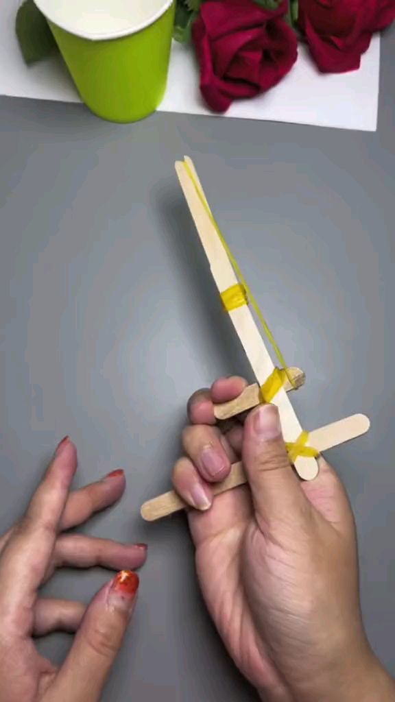 只需雪糕棒与皮筋即可做出一把可射击的手枪