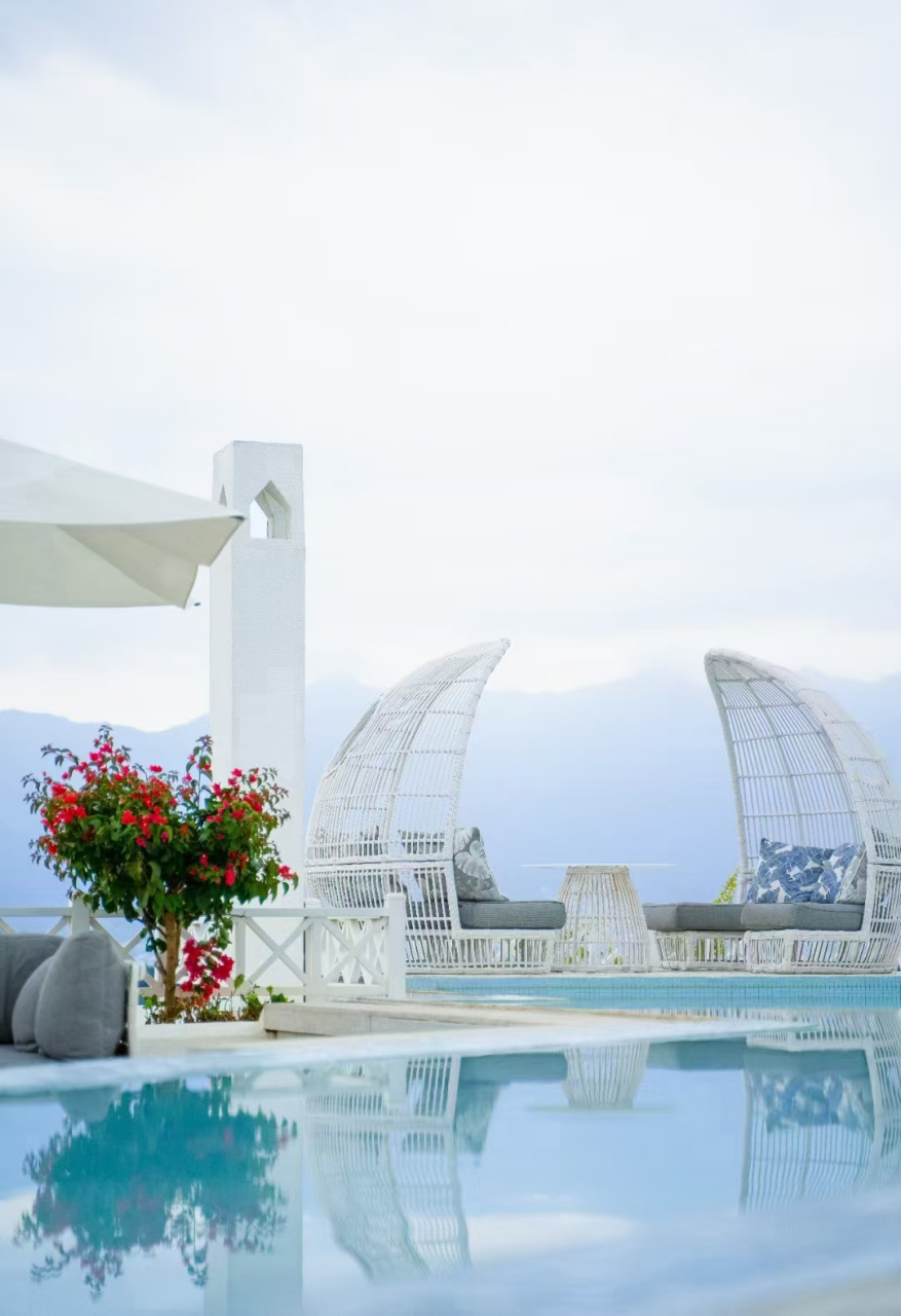 "圣托尼里"  有着希腊建筑风格的白房子环山而建, 整个理想邦面向洱海