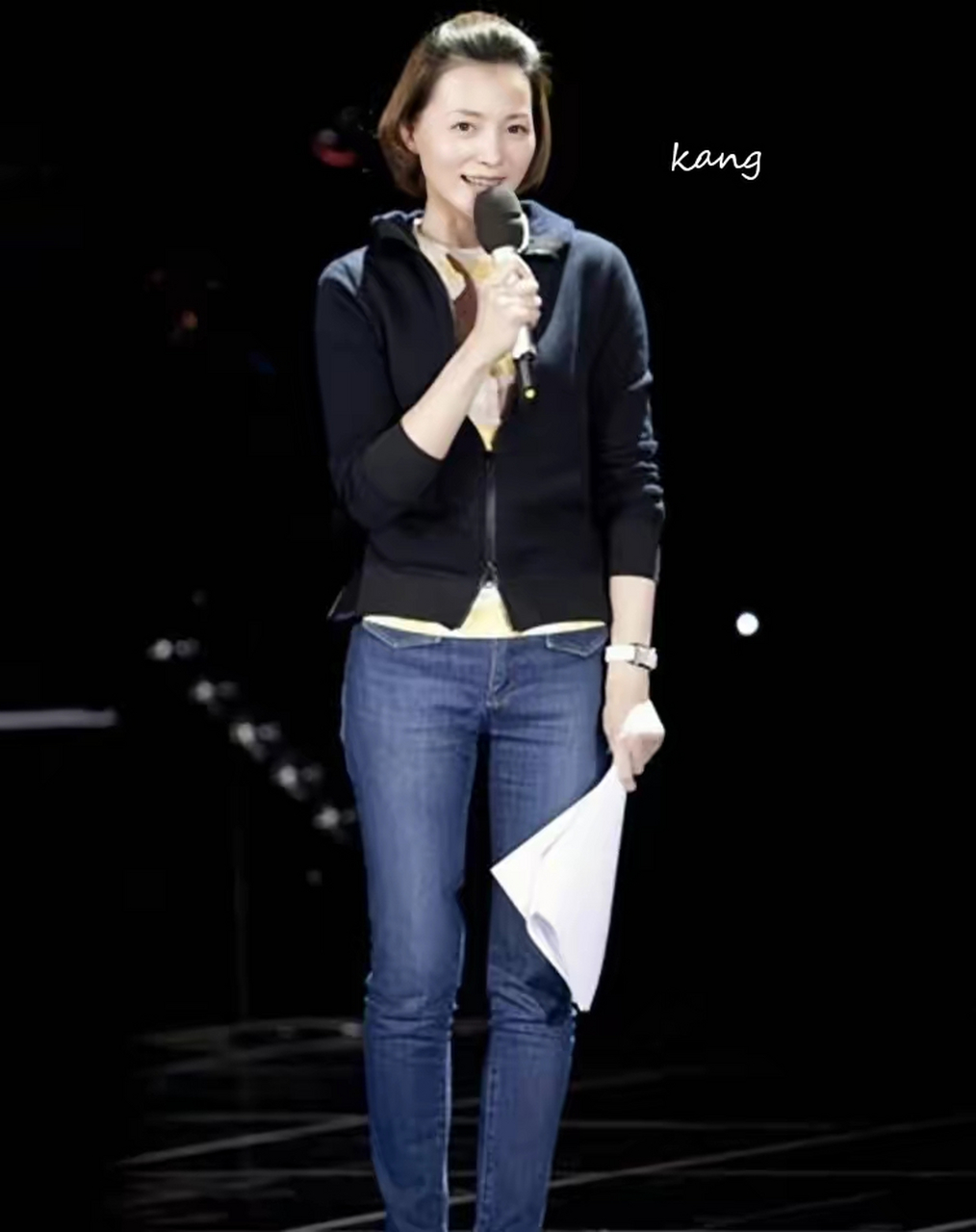 董卿穿皮裙配长靴,毫无央视女主持的书卷气,扎起头发气质都变了