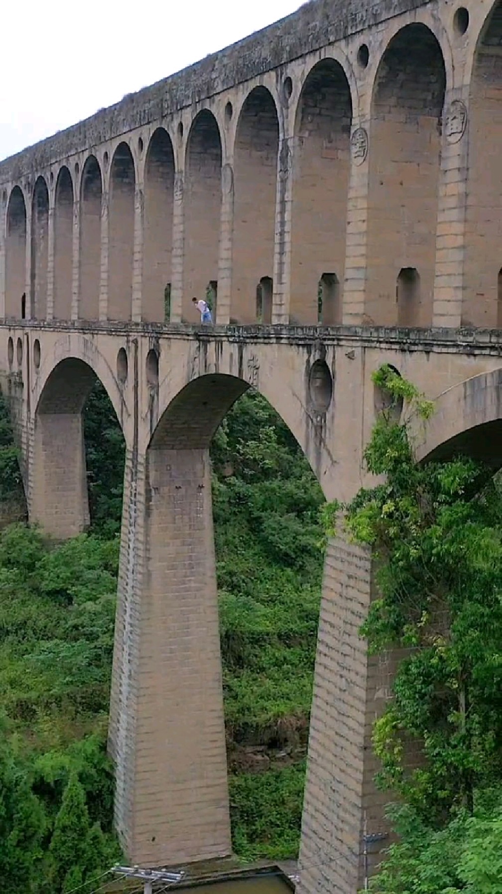 威远友谊渡槽,1972年建成,桥长272米,高41.7米,是四川省文物保护单位.