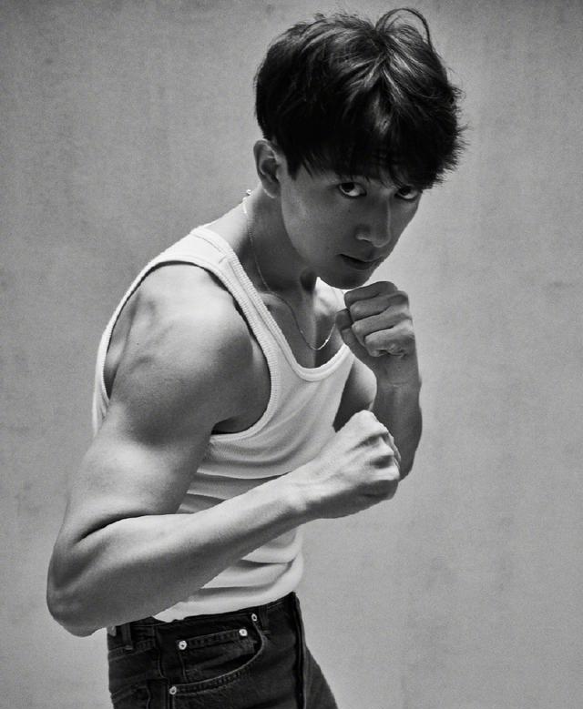 李现无袖背心穿出男性魅力,手臂线条肌肉感满满,行走的荷尔蒙