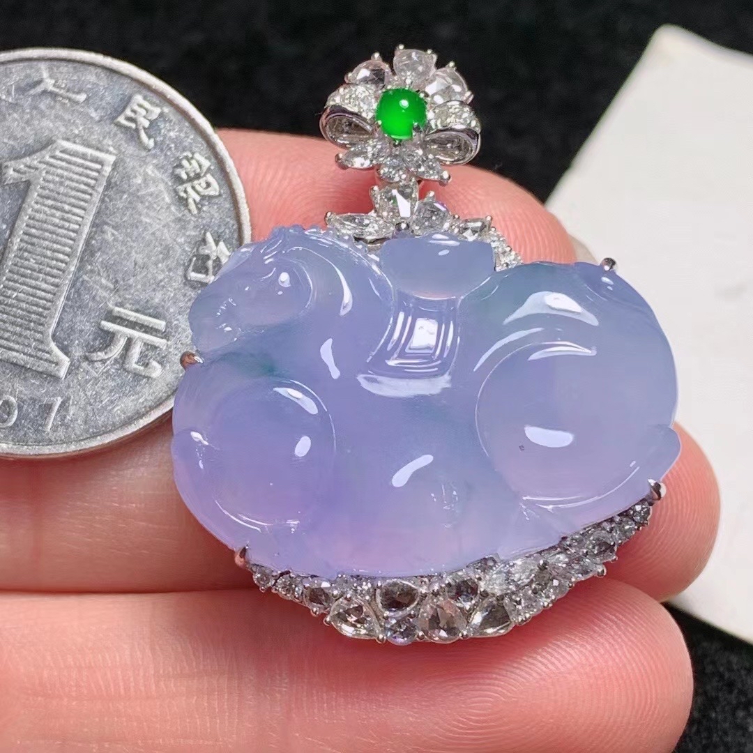 18k金镶嵌冰紫飘花马上有钱,整体尺寸:34.2/27.8/9.7mm