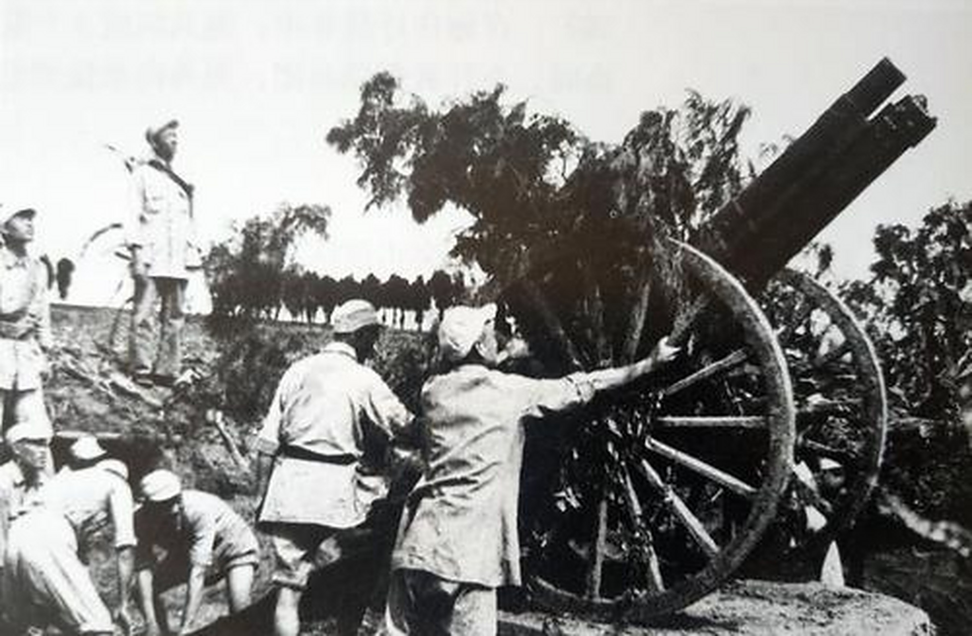 关于野炮打飞机 关于野炮打飞机 1937年山西忻口会战中,缺乏高射炮的