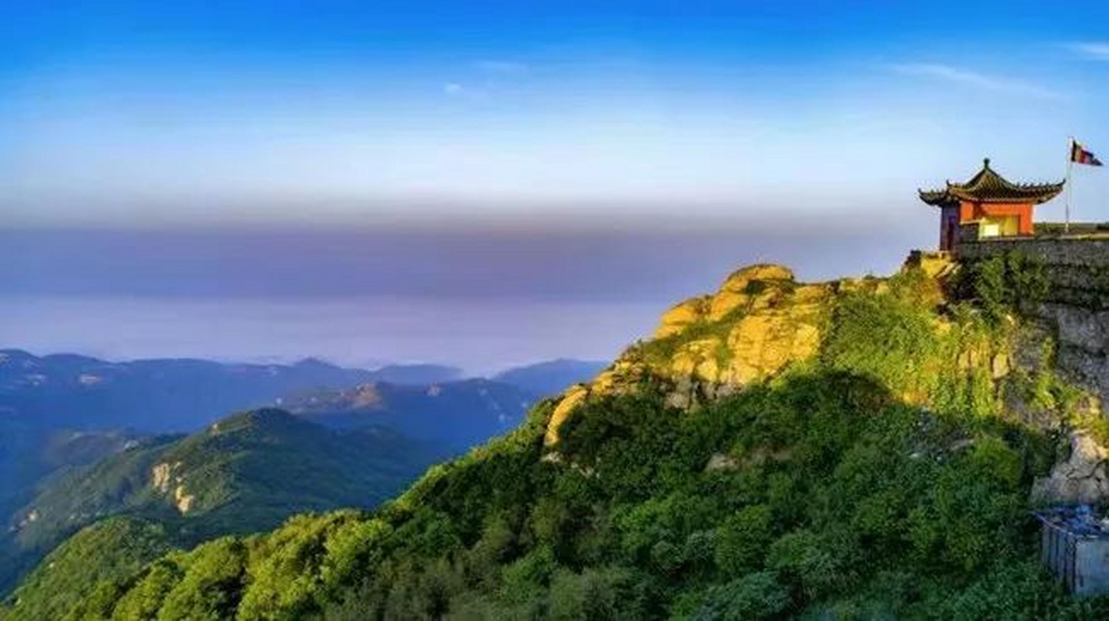 抵达河南桐柏山太白顶上的云台禅寺要驱车几十分钟,自太白顶山脚下