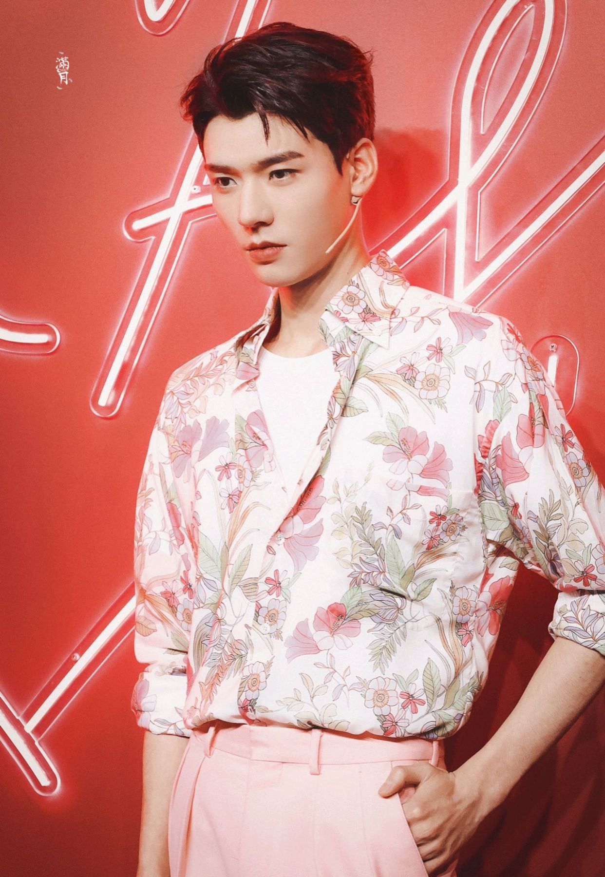 穿花衣服的男演员们,龚俊是真的好看,肖战是真的有魅力