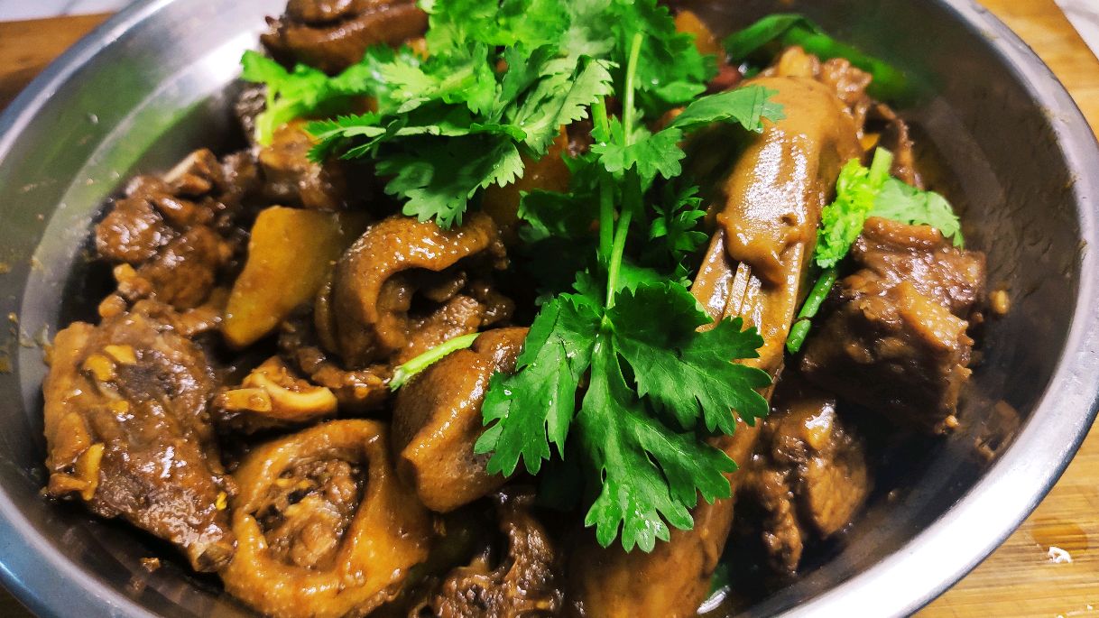 大厨教你做土豆焖鸭,土豆软糯,肉质鲜美,比红烧肉还过瘾