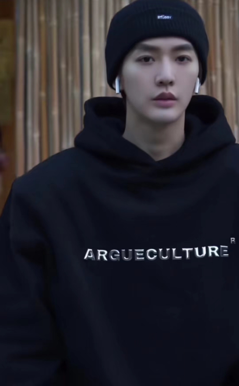 现代装的邓为,五官立体,最喜欢他的人中,像一把宝剑,边缘清晰,据说有