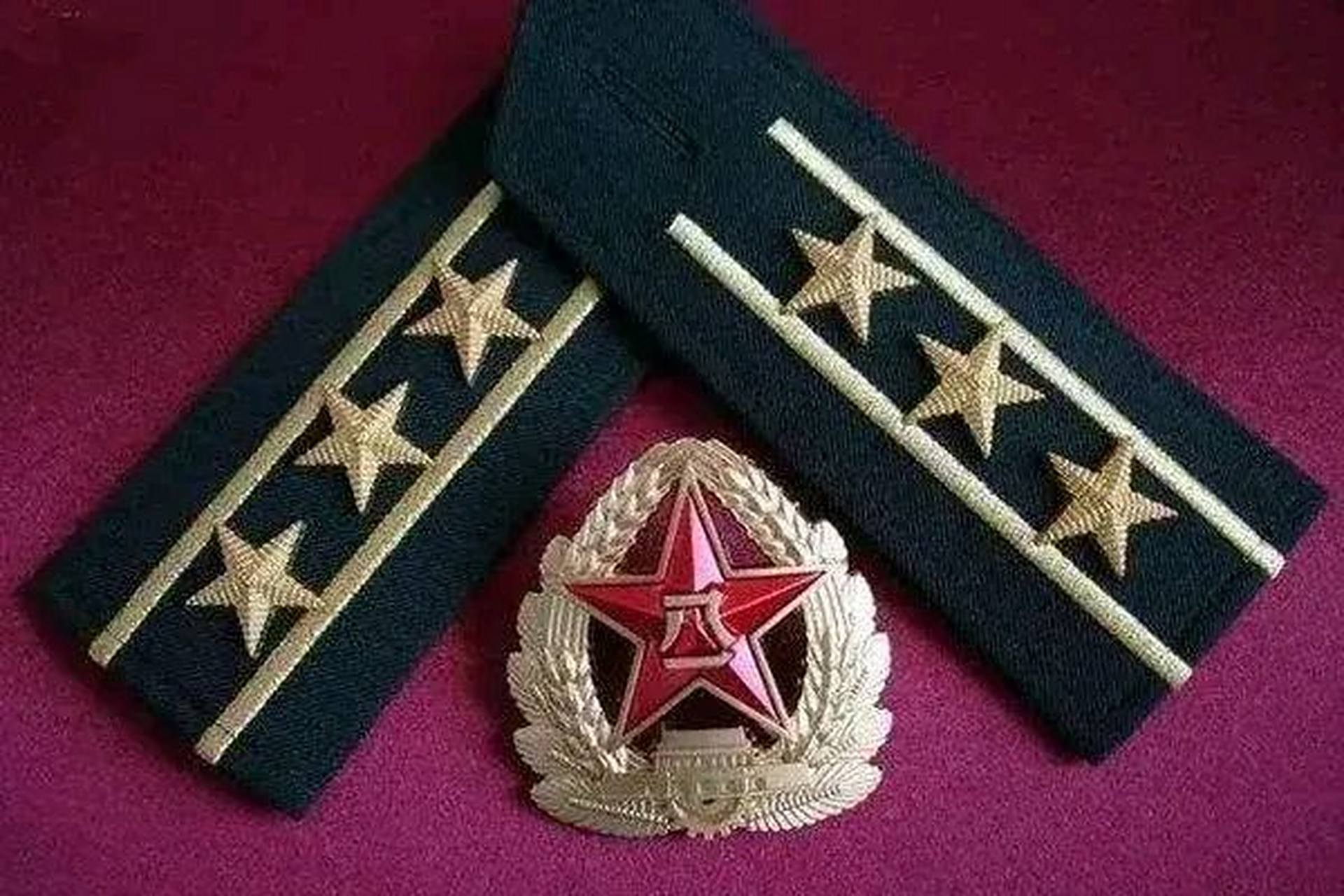 警衔两杠三星是一级警督一级警督为中国警衔体系的第6等级,由公安部