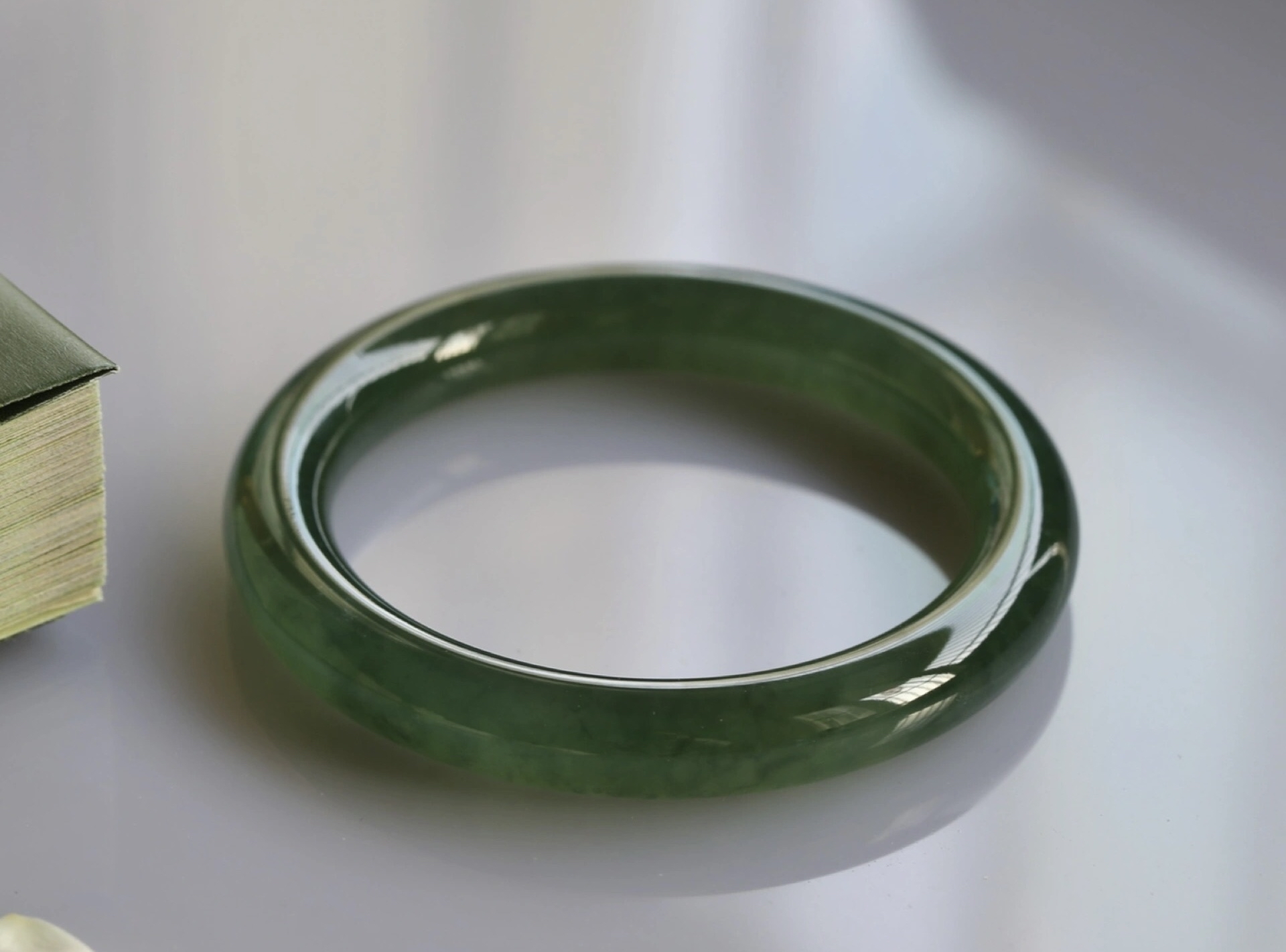 高冰翡翠手镯,高冰种水的啤酒瓶绿手镯!#翡翠定制