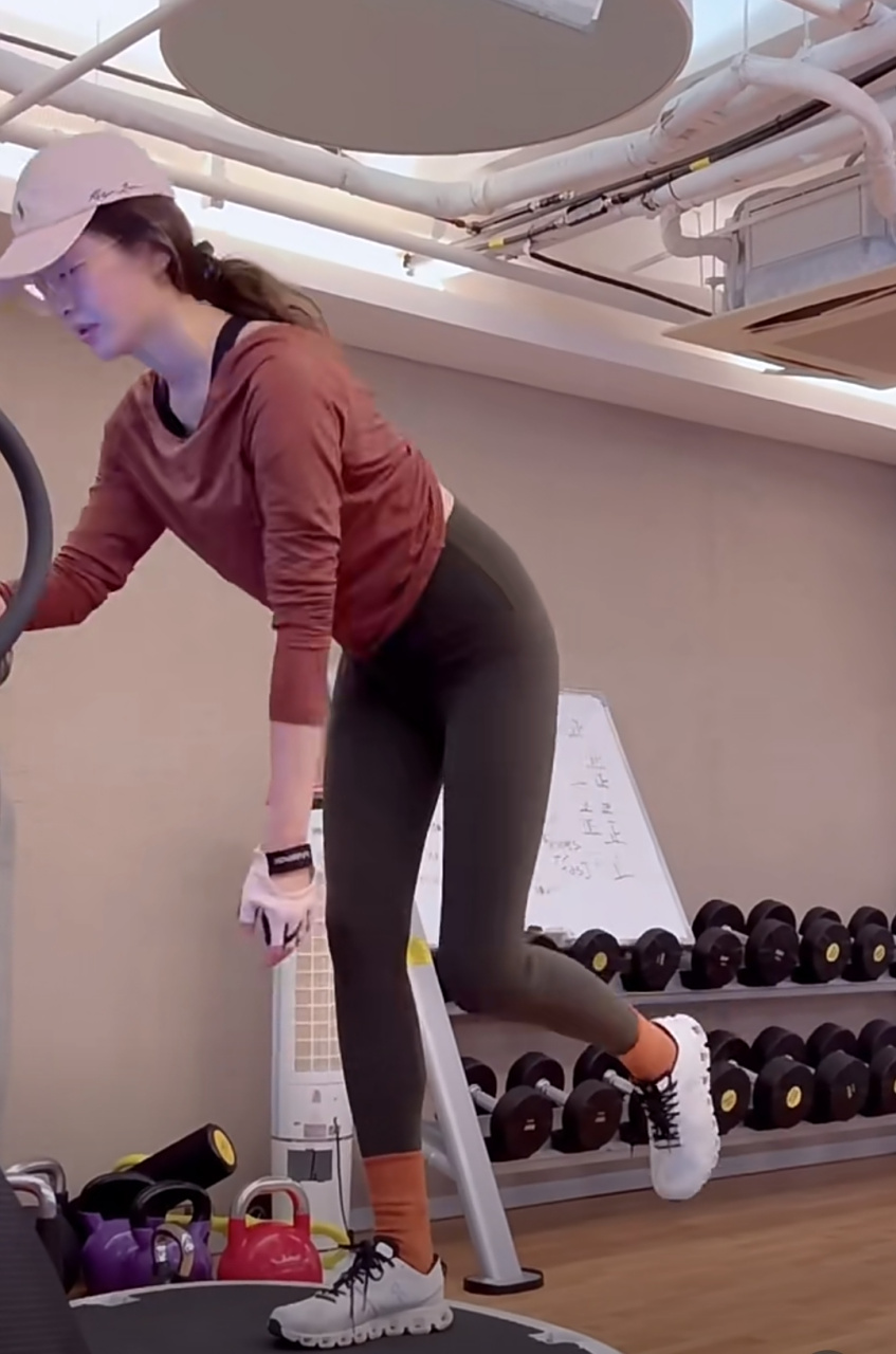 江疏影去健身房锻炼,最近她经常吃火锅,为了上镜显瘦开始塑形了,画面