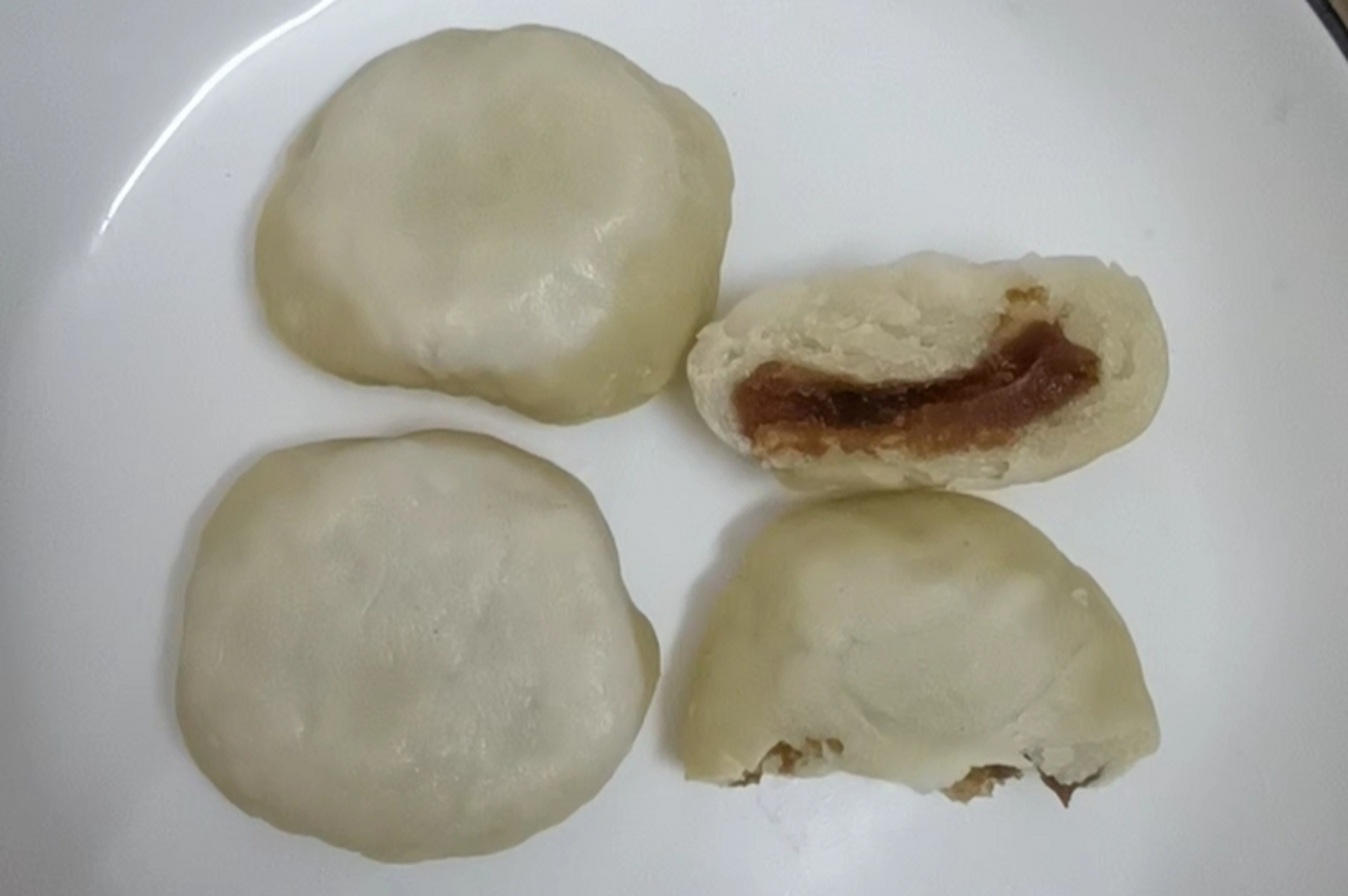 今天做的红豆沙包子没有放泡打粉和酵母粉, 纯天然没有添加剂.