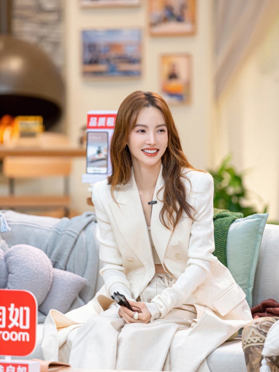 《平凡之路》金晨的短发造型略显年纪大,另外脸和下巴怎么越来越尖了