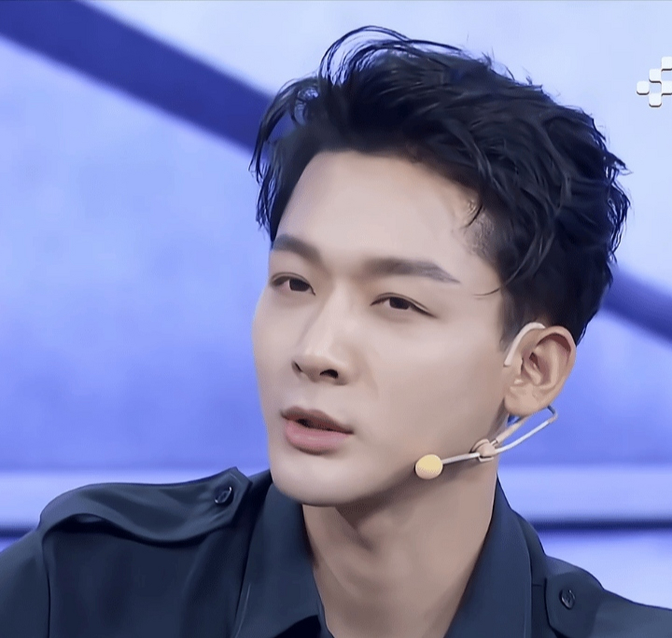 影视镜头下的张晚意脸型周正,眼睛亮亮的好帅气,好好看,谈吐举止好