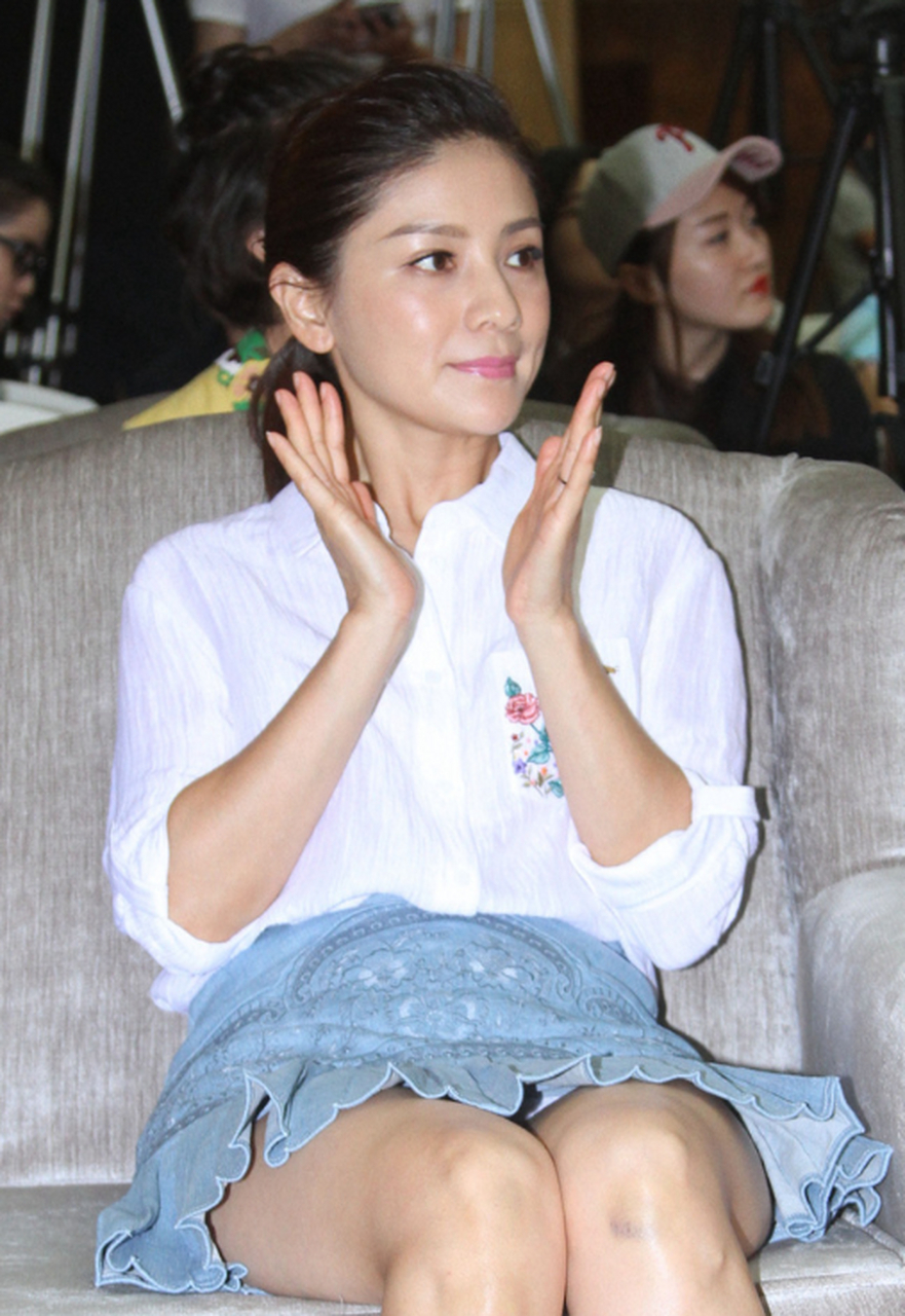 胡可,1975年12月出生于浙江省嘉兴市,中国内地女演员,主持人.