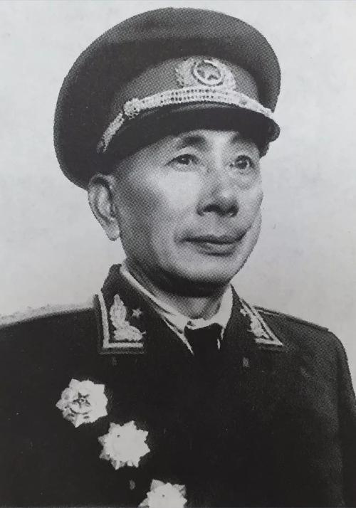 开国中将,在外打仗20多年,建国后回家探亲闹出了大事情!