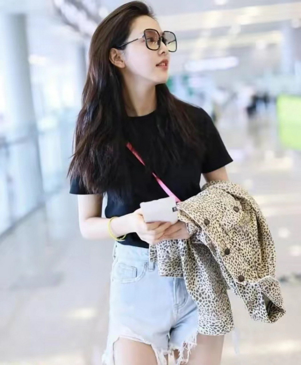 章若楠穿着一身非常减速的牛仔短裤.