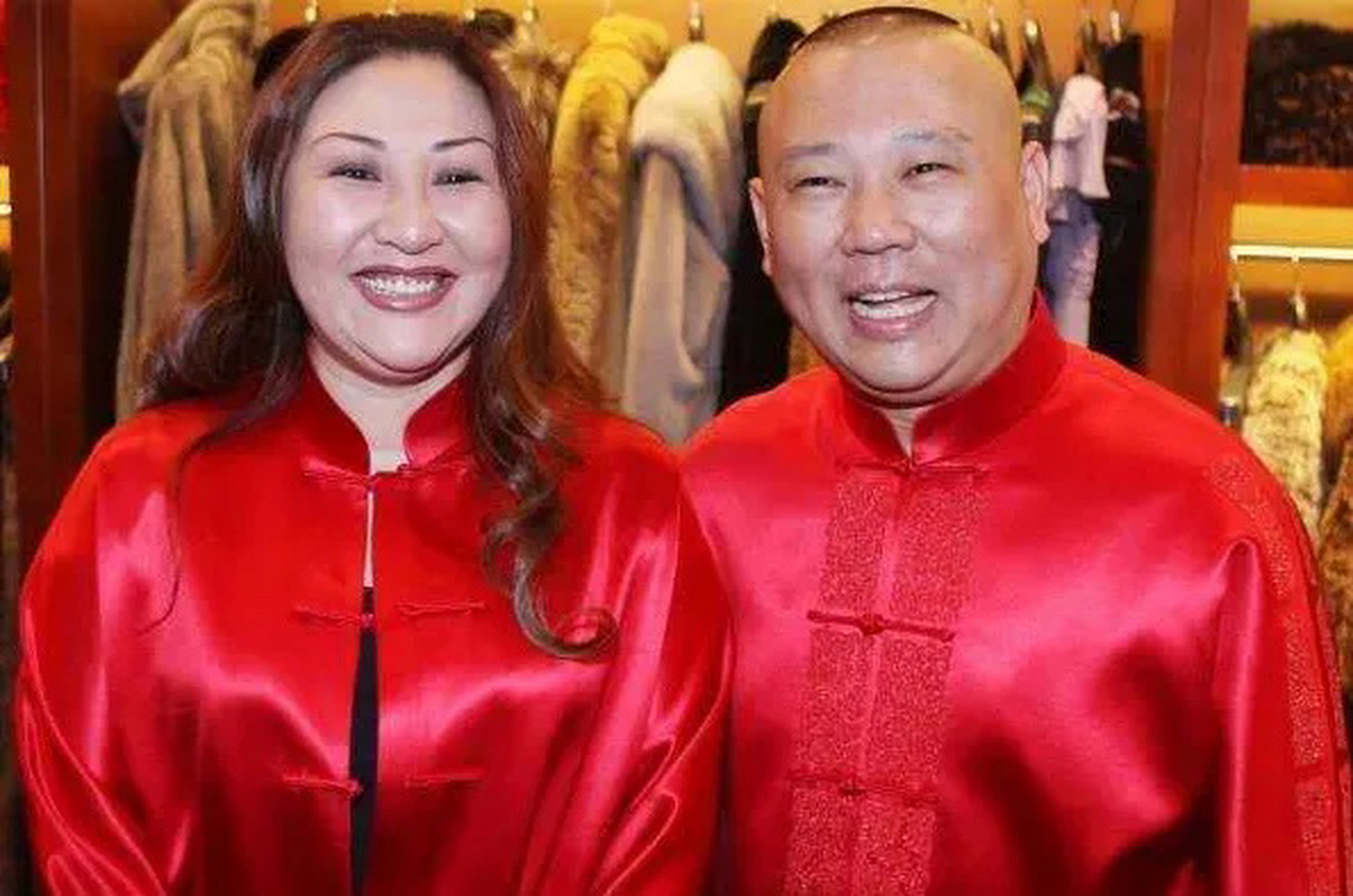 有一次,金星问郭德纲:"你媳妇是怎么看上你的?