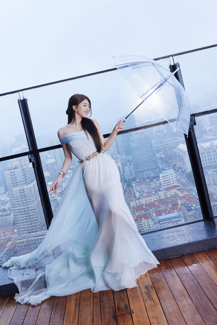 赵露思# 一袭浅蓝色高开叉抹胸裙,雪肤玉貌的容颜,白皙水嫩的肌肤