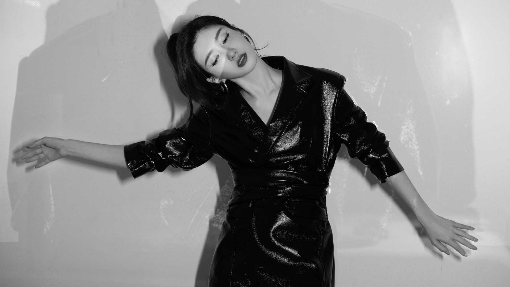 演员江疏影,酷飒的皮衣造型与甜美的鹅黄连衣裙,气质超赞