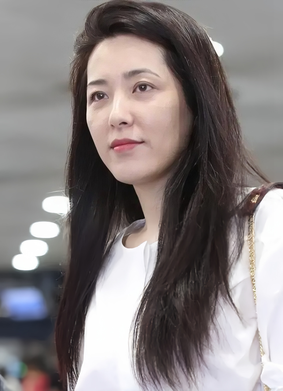 曾黎的容颜似乎已经有了明显的岁月痕迹,她的素颜照片展现出了她脸部