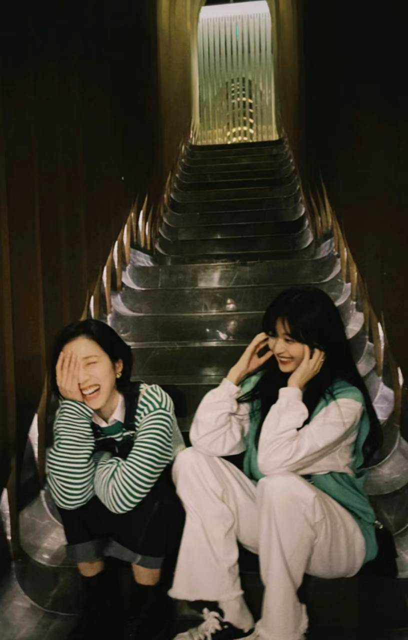 天哪孙千这张照片旁边原来还坐着  周雨彤啊! !