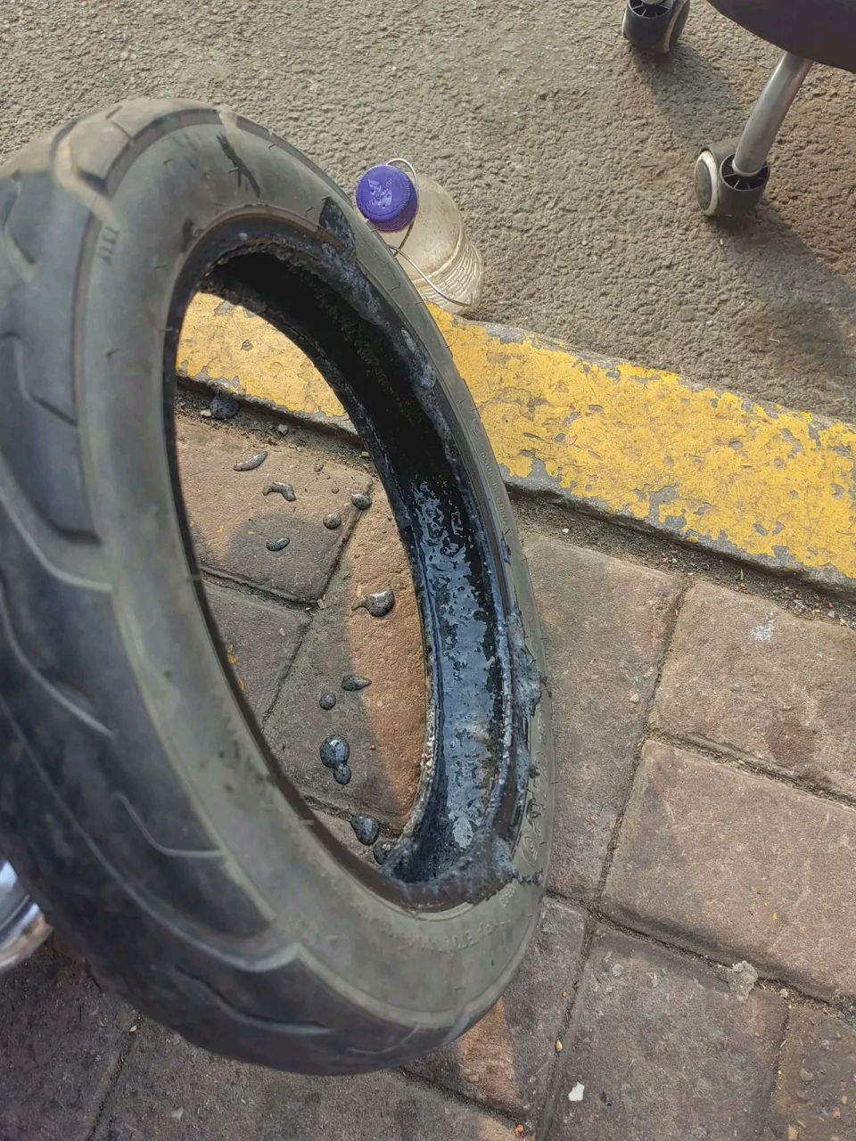 换了电动车胎,里面全是这玩意,上次车胎没气了,人家说的用这玩意补.