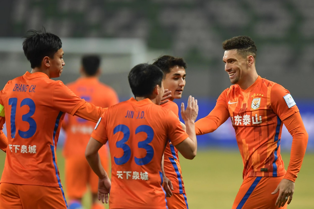 泰山队最新消息!2年续约崔康熙,曝莫伊塞斯也已续约,年薪曝光