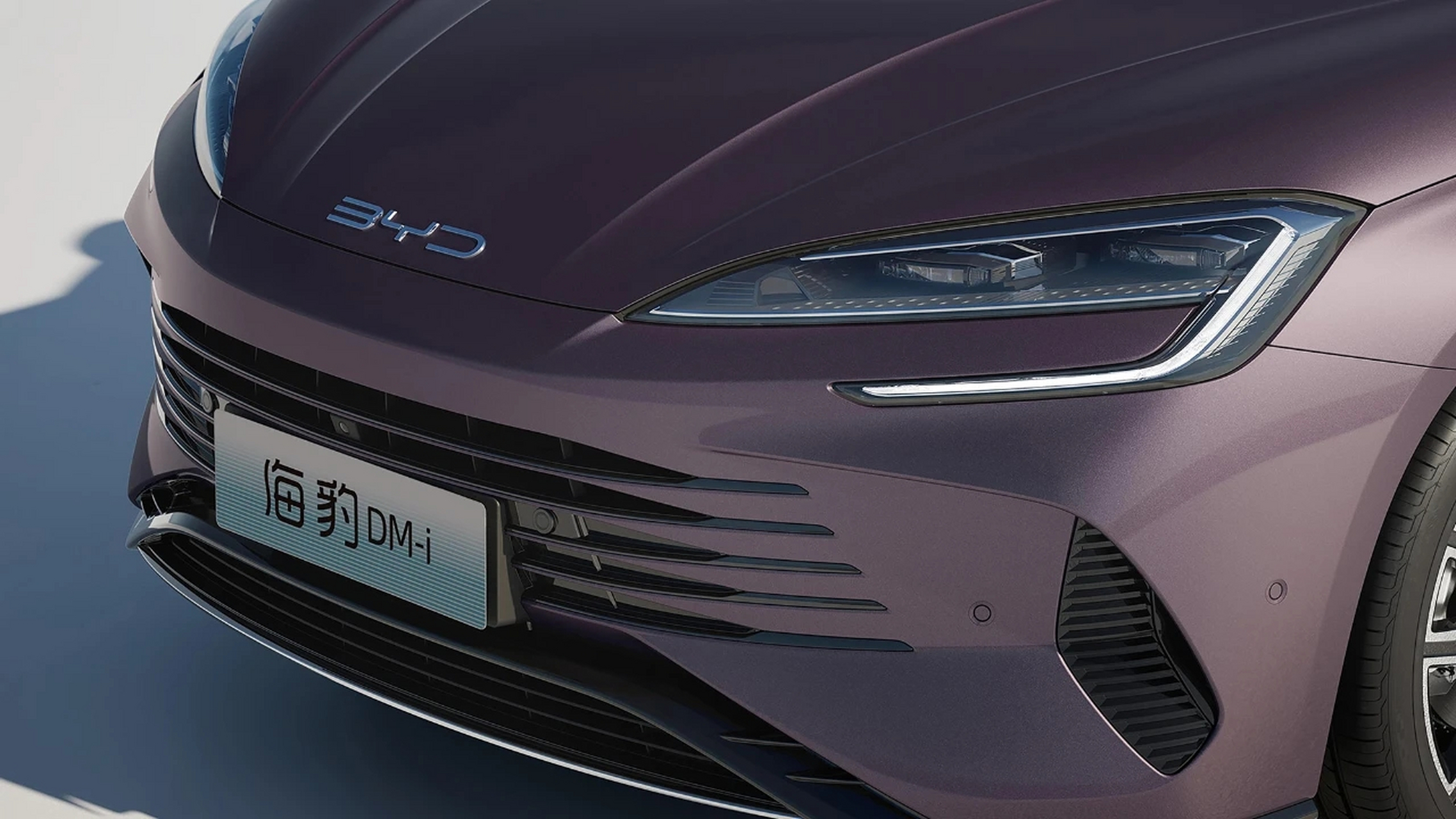 比亚迪海豹dm-i的尺寸基本等于比亚迪汉,官方称之为中型轿车,显然"