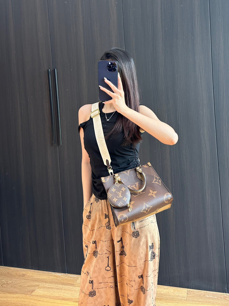 等了很久的lv onthego托特小号老花,手拿托特包设计复古老花撞上俏皮