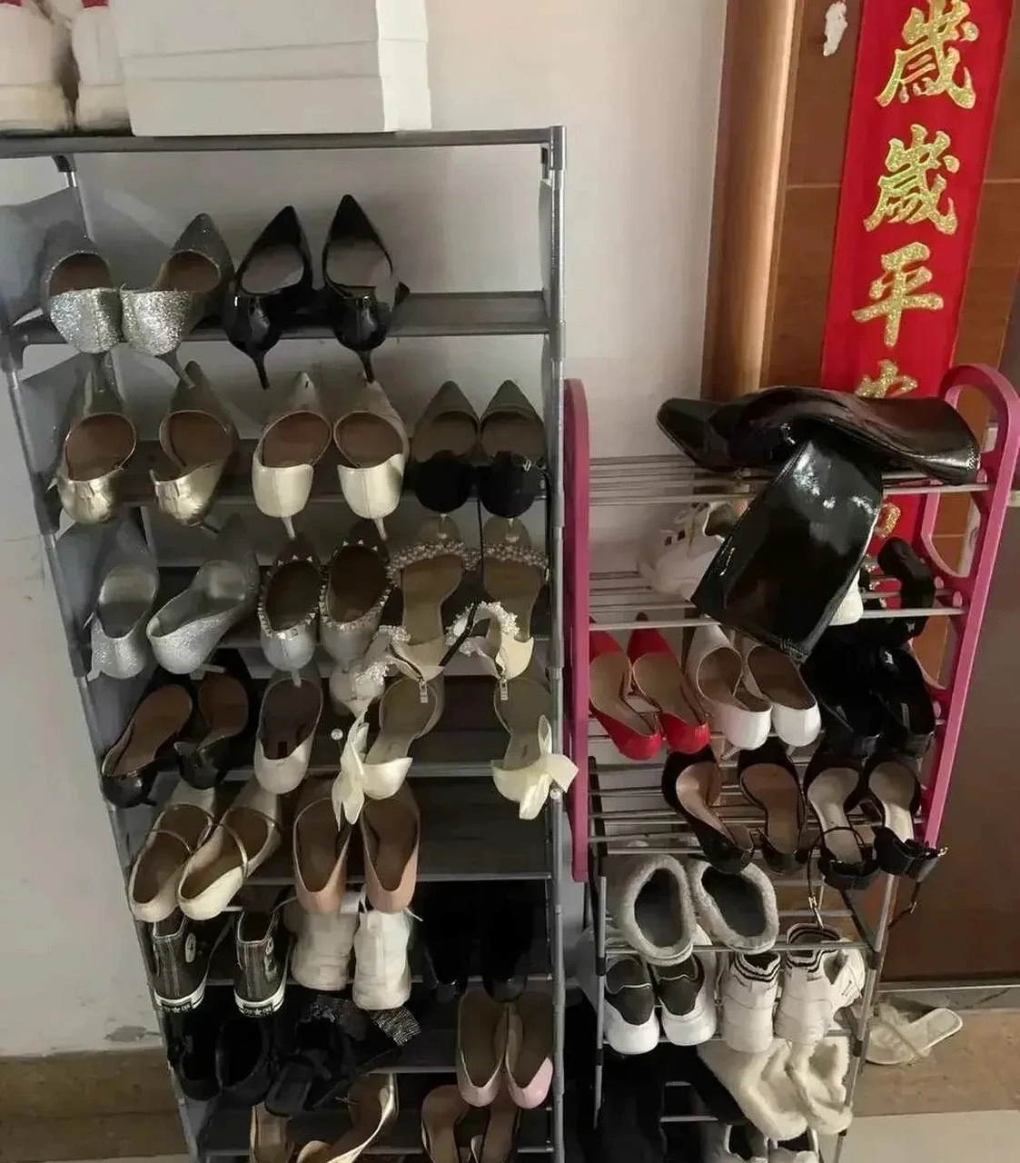 邻居家门口全是鞋子,我猜她跟我一样都是高跟鞋控爱好者,我该怎么跟