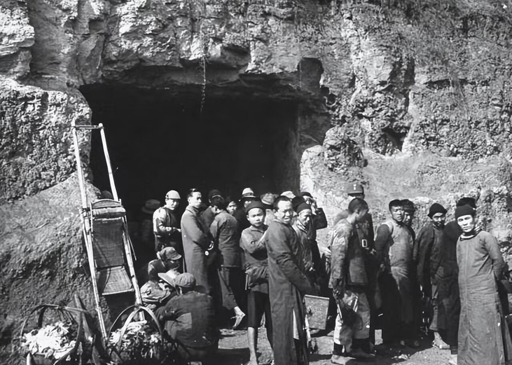 1941年日军轰炸重庆,一名日军轰炸机投弹手拍下了炸弹在重庆市区爆炸
